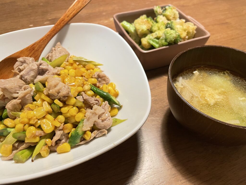 夜　ダイエットメニュー　えのき茸入りかきたま汁、ブロッコリーの天ぷら、アスパラと豚肉とコーンのバター炒め