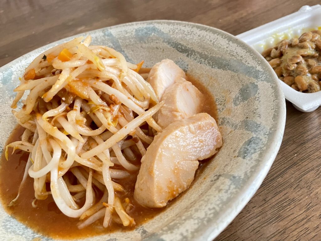 ダイエットメニュー　もやし +レトルトのパスタソース(なすミート)、納豆