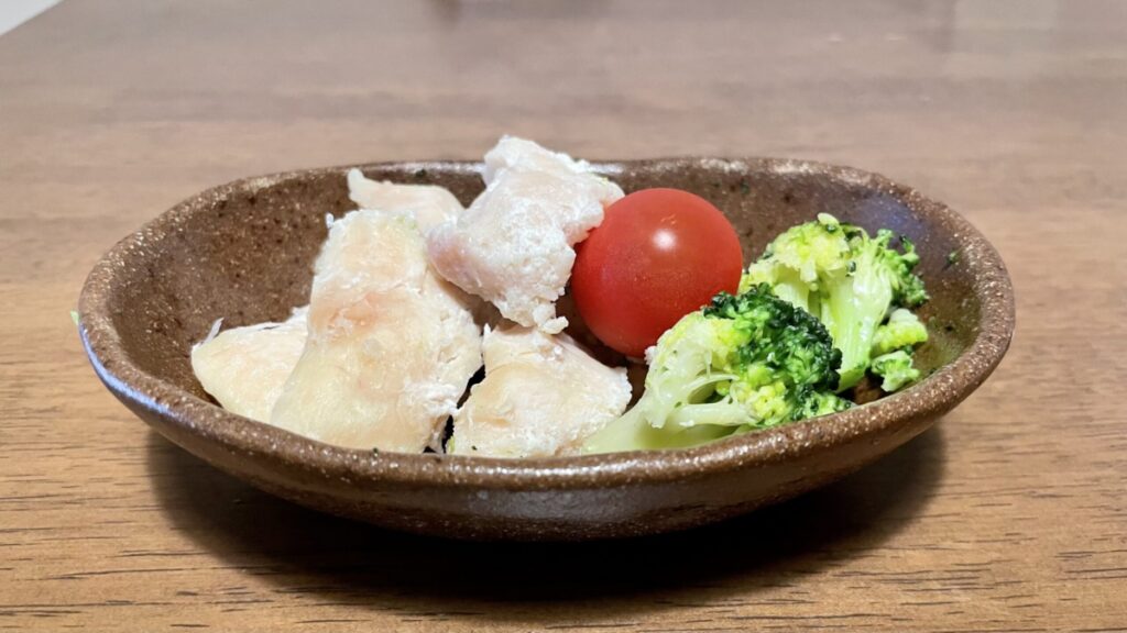 夜食　ダイエットメニュー？　鶏ささみのみそ漬け焼き、ブロッコリー、ミニトマト