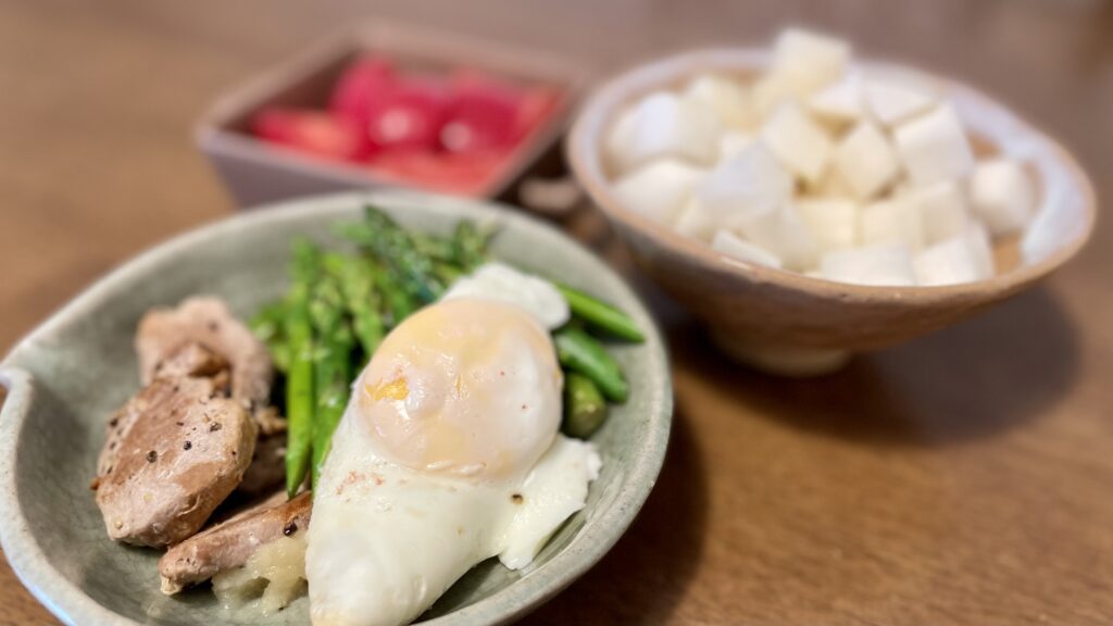 夜　ダイエットメニュー　アスパラ、牛肉のソテー、目玉焼き、冷やしトマト、大根のポン酢がけ