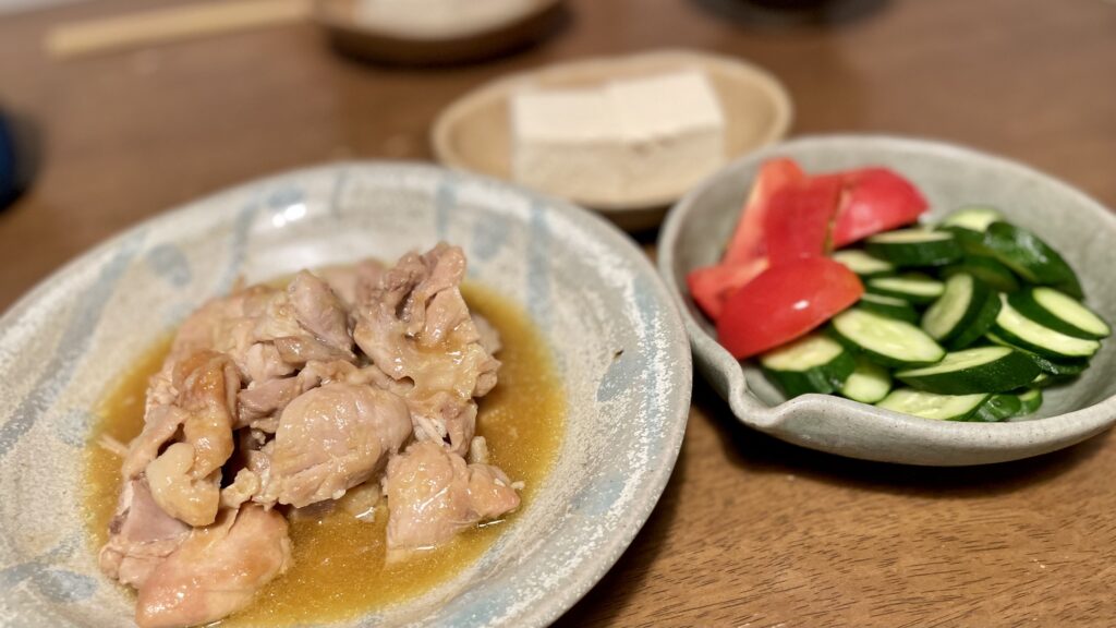 夜　ダイエットメニュー　鶏もも肉の甘酢煮、冷ややっこ、きゅうり、トマト